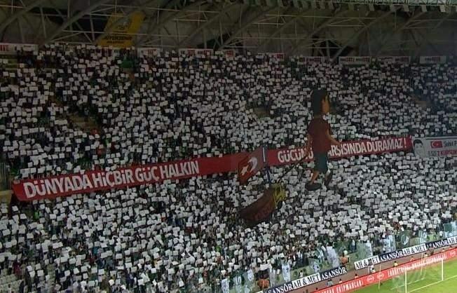 <p>Konyaspor'un koreografisi: "Dünyada hiçbir güç halkın gücünün karşısında duramaz"<br />
<br />
İşte tarihe geçen koreografiler...</p>