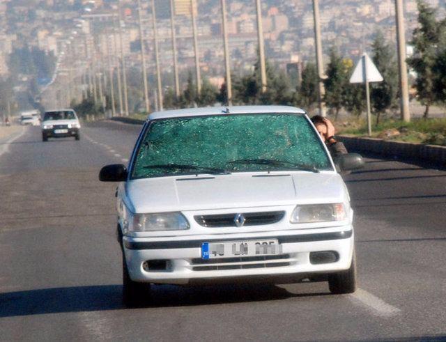 <p>Aracının ön camı kırılan sürücü, yolu görebilmek için trafikte kafasını yan camdan çıkardı</p>