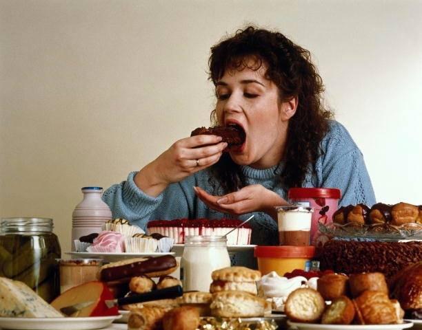 <p>Özellikle stres altındayken çiğneme refleksiyle daha hızlı stres atmak için sert yiyecekler tercih eder ve daha fazla tatlı tüketir. </p>
