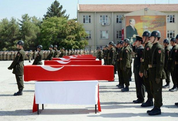 <p>Siirt'te alçakça kurulan pusu ile şehit edilen 8 askerimiz için cenaze töreni düzenlendi.</p>
<p> </p>