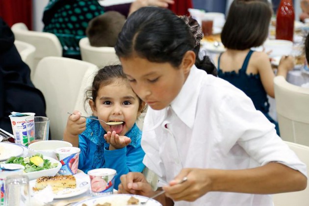 Görmez'den Suriyelilerle anlamlı iftar