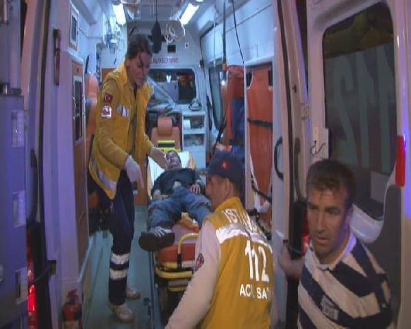 Beşiktaş'ta, sinema ve tiyatro oyuncusu Bülent Şakrak, önce park halindeki aracına binmek üzere olan bir taksi şoförüne çarptı. Ünlü oyuncu daha sonra da yaklaşık 400 metre ileride direksiyon hakimiyetini kaybederek bir pastaneye çarptı.