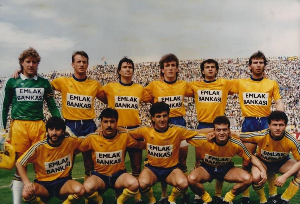 <p><strong>Fenerbahçe (1988-1989)</strong></p>
<p>1988-1989 sezonunda, Yugoslav teknik direktör Todor Veselinovic yönetiminde 103 gol atarak en yakın rakibi Beşiktaş’ın 10 puan önünde şampiyon olan Fenerbahçe.</p>
<p>Soldan sağa</p>
<p>Ayaktakiler: Harald Schumacher, Taygun Erdem, Nezihi Tosuncuk, Hasan Vezir, Oğuz Çetin, Turan Sofuoğlu.</p>
<p>Oturanlar: Rıdvan Dilmen, Müjdat Yetkiner, Şenol Ustaömer, Hakan Tecimer, Aykut Kocaman.</p>