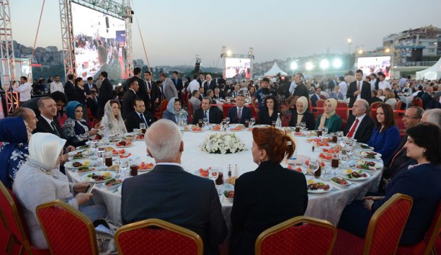 <p>İftara Başbakan Erdoğan eşi Emine Erdoğan ve bakanlarla birlikte katıldı.</p>