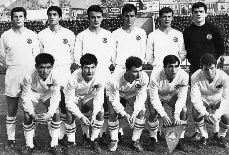 <p><strong>Genç Milli Takım (1967)</strong></p>

<p>1967 yılında Bursa Atatürk Stadı’nda oynanan Avrupa Şampiyonası grup eleme maçında Bulgaristan ile golsüz berabere kalan Genç Milli Takım.</p>

<p>Soldan sağa</p>

<p>Ayaktakiler: Davut Şahin (İzmirspor), Ömer Tokgöz (Malatyaspor), Fuat Seyrekoğlu (Balıkesirspor), Kerim Sözer (Bursaspor), Ekrem Günalp (Gençlerbirliği), Rasim Erten (Fenerbahçe).</p>

<p>Oturanlar: Abdurrahman Temel (Eskişehirspor), Orhan Özselek (Bursaspor), Cemil Turan (Sarıyer), Hayrettin Endersert (Gençlerbirliği), Mustafa Denizli (Altay).</p>
