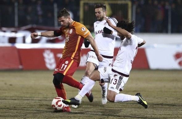 <p>ELAZIĞ'DA YENİ TRANSFERLER SAHADA<br />
<br />
Transfer yasağı ve kısıtlı kadrosu nedeniyle kupada önceki maçlarda daha çok gençlere yer veren Elazığspor'un teknik direktörü Bayram Bektaş, transfer tahtasının açılmasıyla kadroya dahil edilen Mehmet Ozan Tahtaişleyen, Youssef Yeşilmen ve Timur Bayram Özgöz'ü, Galatasaray karşısında ilk 11'de sahaya sürdü. Ziraat Türkiye Kupası'nda oynadığı dört maç sonunda 1 puan toplayarak son sırada yer alan Elazığ temsilcisi, bu puanı Galatasaray deplasmanında almıştı.</p>
