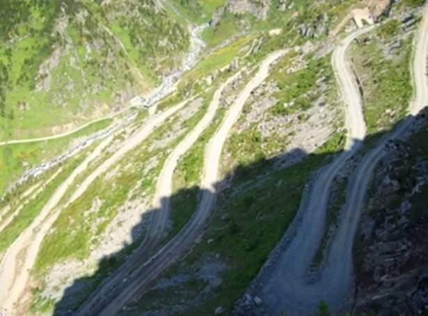 <p>Sitede yer alan bilgilerde, yolun 106 kilometre uzunluğunda olduğu ve 29 keskin virajdan oluştuğu belirtiliyor. </p>