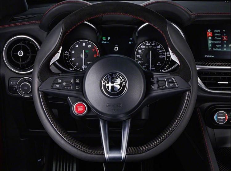 <p>Stelvio'nun kokpitinde 6,5 inçlik dokunmatik ekran standart(8.8 inçlik versiyon opsiyonel) olarak sunuluyor. Yine 14 hoparlörlü Harman Kardon ses sistemine yer verilen Stelvio'da adaptif hız sabitleyici, kör nokta uyarı sistemi, önden çarpışma uyarı sistemi, şerit takip sistemi ve opsiyonel olarak sunulan ön park sensörü sunuluyor.</p>