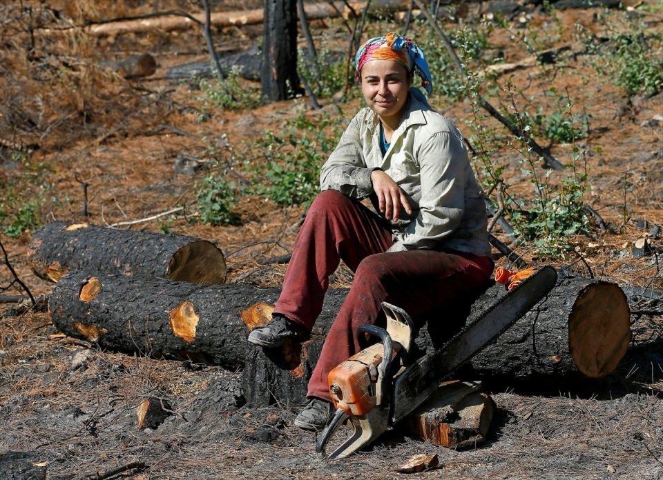 <p>Korkuyoruz, ayrıca kesim motoru kullanıyoruz. Tehlikeli bir iş yapıyoruz. Bunun yanında ev işleriyle ilgilenmek zorundasın. Zor oluyor tabi, elektrik yok, su yok. Traktörümüz ve motorlu testeremiz her şeyimiz, elimiz ayağımız. Ormandan yorgun geliyorsun, yemeği hazırlıyoruz, su ısınacak. Bir sonraki günün yemeğini hazırlayacaksın. Çamaşırı, bulaşığı var. Bizim yatmamız 12'yi buluyor." ifadelerini kullandı.</p>