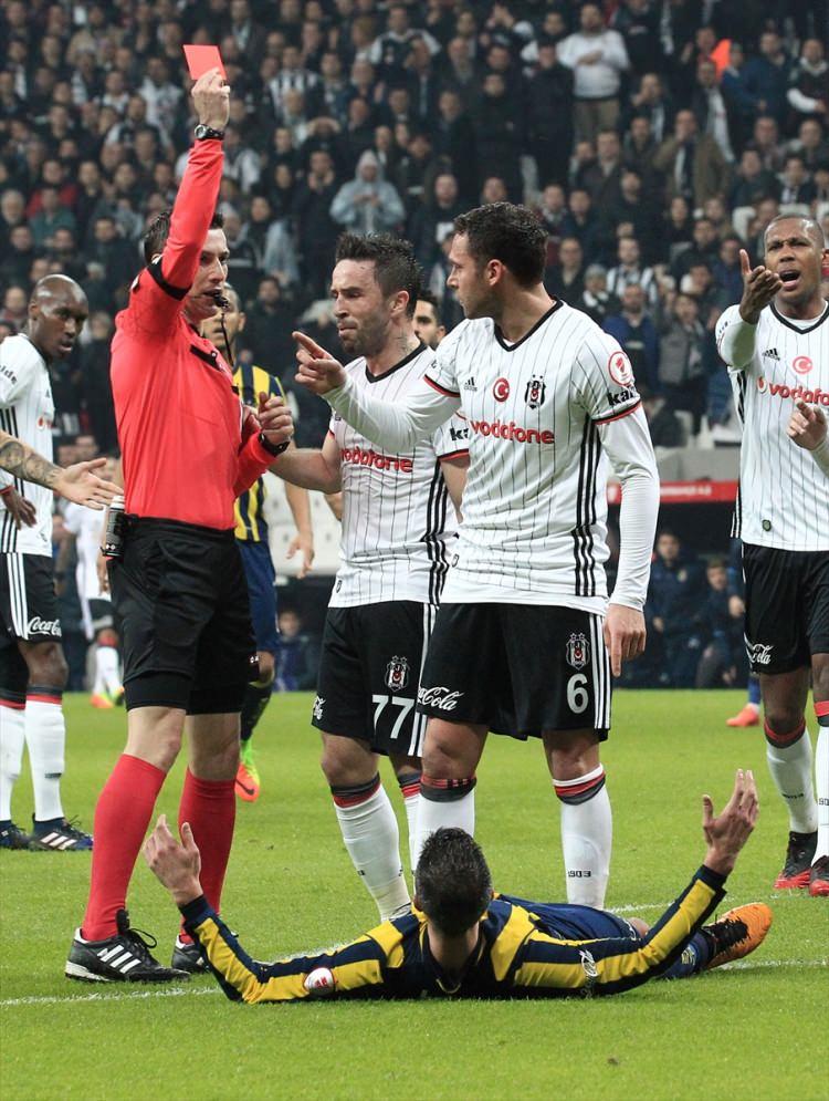 <p>Beşiktaş - Fenerbahçe maçında verdiği kararlarla her iki takımı da çileden çıkaran Ali Palabıyık'ın hangi takımı tuttuğu ortaya çıktı.<br />
<br />
İşte Spor Toto Süper Lig'de yer alan hakemlerin taraftarı olduğu kulüpler;</p>
