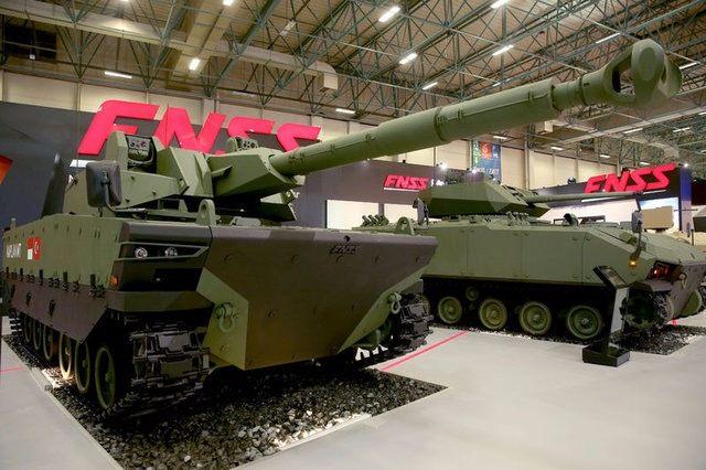 <p><strong>KAPLAN MT GÖRÜCÜYE ÇIKTI</strong></p>
<p>FNSS’nin, Endonezyalı PT Pindad firması ile ortak bir çalışma kapsamında geliştirdiği orta ağırlık sınıfı tank KAPLAN MT, testlere hazır prototipi ile IDEF 2017’de ziyaretçilerin karşısına çıktı.</p>
