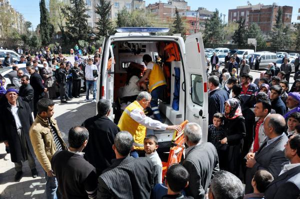 Şanlıurfa'da, &uuml;niversiteye gidebilmek i&ccedil;in ilk aşaması olan Y&uuml;ksek&ouml;ğretime Ge&ccedil;iş Sınavı'na (YGS) giren &ouml;ğrencilerden &ccedil;ok dışarıda onları bekleyen aileleri heyecanlı oldukları g&ouml;r&uuml;ld&uuml;. 