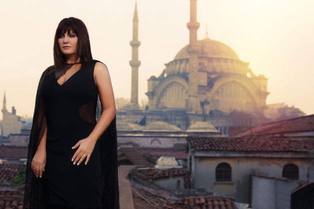 <p>Sibel Can, yeni albümü 'Galata'nın fotoğrafları için James Bond'tan sonra Kapalı Çarşı'nın çatısına çıktı.</p>