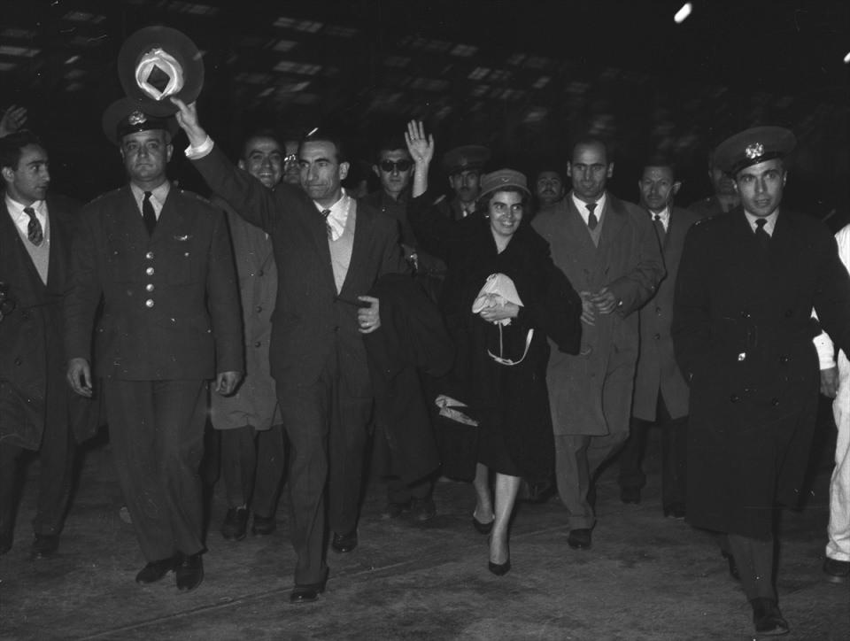 <p>Yeni Delhi büyükelçilik müşaviri olarak Hindistan'a gönderilen Milli Birlik Komitesi (MBK) eski üyesi Türkeş (sol 3), 3 yıl aradan sonra 21 Şubat 1963'te Hindistan'dan Ankara'ya dönüşünde eşi Muzaffer Türkeş (sağ 3) ile kendilerini karşılamaya gelenleri selamlarken görülüyor. Gazeteciler Mete Akyol (sol arkada), Güngör Yerdes, Selman Erdoğdu, Erdoğan Örtülü.</p>
