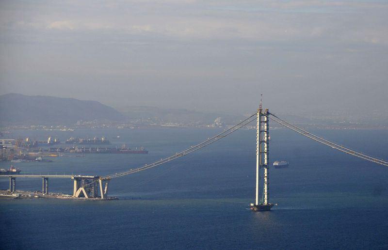 <p>Otomobille mevcut yolu kullanarak Körfez'i geçmek 1 saat 20 dakika, feribot ile geçiş 45-60 dakikayken, planlanan körfez geçişi (12 kilometre) ile 6 dakikaya düşecek.</p>

<p> </p>
