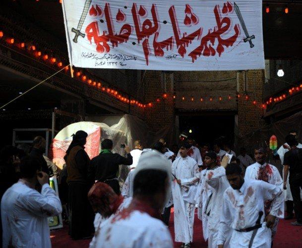 <p>Hazreti Muhammed'in torunu Hazreti Hüseyin ile 71 yareninin Kerbela'da şehit edilişinin 1374. yılı anısına binlerce Şii Kerbela kentine akın etti. Hazreti Hüseyin ve kardeşi Hazreti Abbas'ın türbelerini ziyaret etti. Kubbe ve minareleri altın kaplama olan türbeler özel ışıklarla aydınlatıldı.</p>