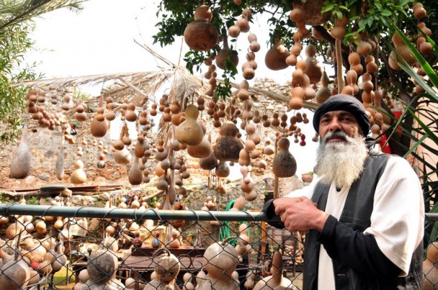 Antalya'nın Alanya İlçesi'nde yaşayan su kabağı tasarımcısı Ümit Çağlar, 39 yıldır su kabağına şekil veriyor.