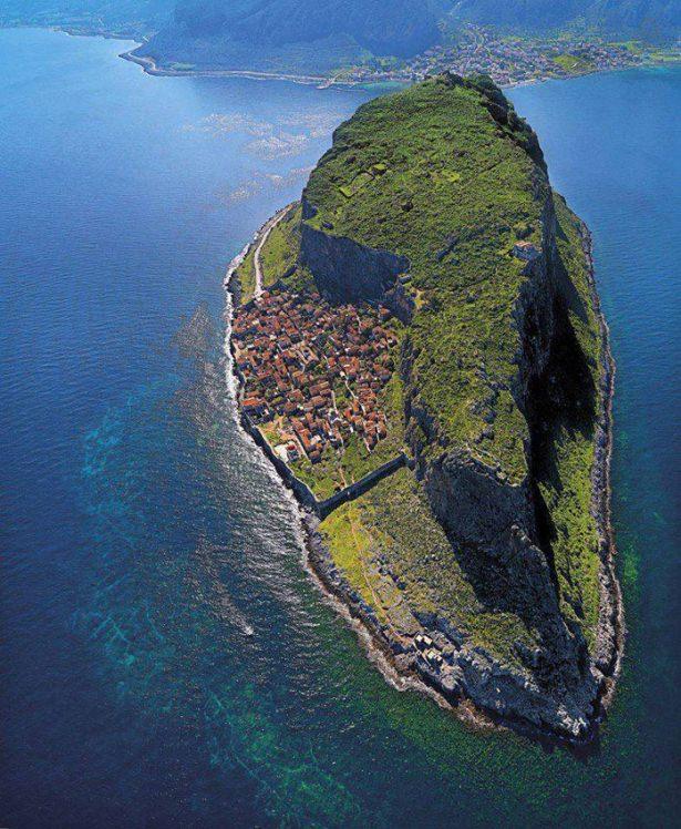 <p>Ama uzaktan bir kaya parçası olarak görülen bu adanın içinde bir şehir gizli..</p>

<p> </p>
