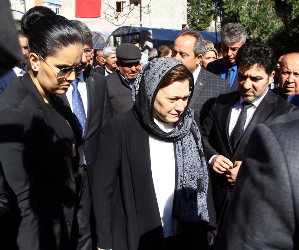 <div>Çevre ve Şehircilik Bakanı Fatma Güldemet Sarı, Ankara'daki bombalı saldırıda şehit düşen Adanalı jandarma er Ali Öztaş'ın ailesine taziye ziyaretinde bulundu. </div>