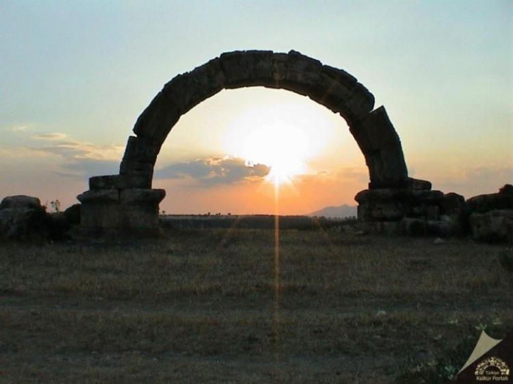 <p>Uşak<br />
<br />
Nüfusu: 358 736  <br />
Toplam otomobil sayısı: 64 068<br />
​Kaç kişiye bir otomobil düşüyor: 5,6</p>
