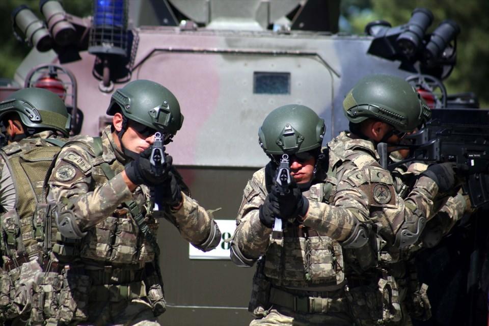 <p> Senaryo gereği pusuya düşen sözleşmeli erler, kriz anında soğuk kanlı kalmayı, karşı karşıya kaldıkları olumsuz durumlardan kurtulmanın yollarını belirliyor.</p>
<p> </p>