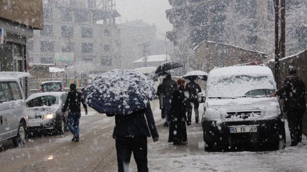 <p>Dün geceden beri Yüksekova İlçesi'nde etkili olan fırtına ve yağmur, yerini sabah saatlerinde kar yağışına bıraktı. Vatandaşların hazırlıksız yakalandığı kar yağışı şehir içi trafiğinde zaman zaman aksamalara neden oldu.</p>