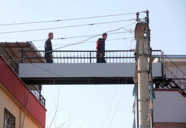 <p>3 bin lira para harcayarak üst geçit yaptırdığını ancak buna değdiğini söyleyen Necmettin Afşin, "Oğlum ve gelinim hem yorulmasın hem de altta kahvehane olduğu için ulaşımı kolaylaştırmak isterken üst geçit yaptırma fikri doğdu. Kimseden örnek almadım kendim düşündüm ve yaptırdım. Şimdi çok güzel oldu" dedi.</p>
