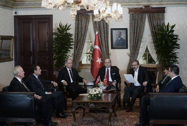 <p>Çözüm süreciyle ilgili görüşme Hükümet ve HDP arasında 2 haftalık aradan sonra Dolmabahçe'deki Başbakanlık Ofisi'nde gerçekleşti.</p>

<p> </p>
