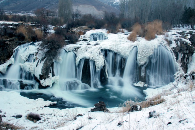 <p>İlkbahar mevsiminde rengarenk çiçekleriyle yüzünü gösteren şelale, kış aylarında ise Pamukkale travertenlerini andıran buzdan kristalleriyle yerli ve yabancı turistlere ev sahipliği yapıyor.</p>