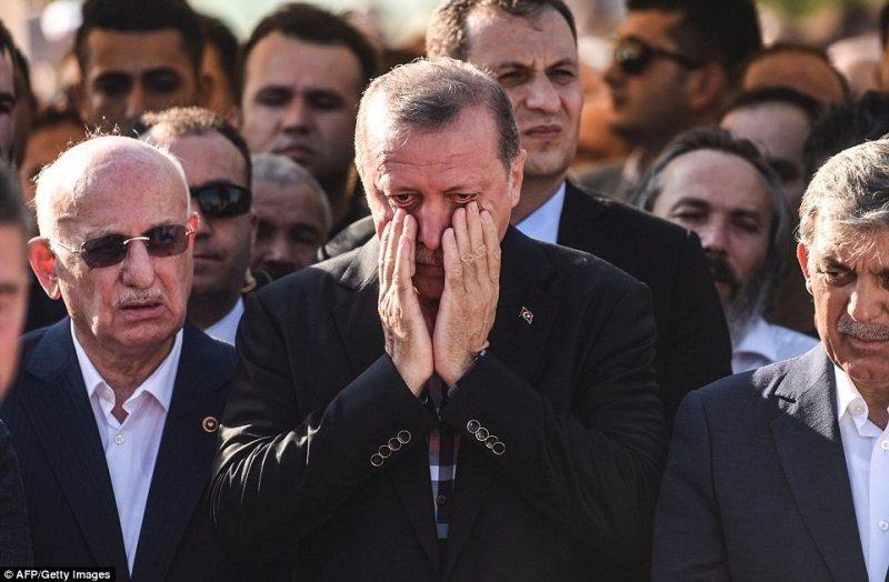 <p>AFP, Cumhurbaşkanı Recep Tayyip Erdoğan’ın, 15 Temmuz darbe girişimi sırasında şehit olan Erol Olçok ve oğlu Abdullah Tayyip Olçok'un İstanbul’daki cenaze namazı sırasında çekilen fotoğrafını da en iyi kareler arasına aldı.</p>
