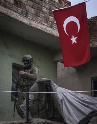 <p>Sokağa çıkma yasağı uygulamasına devam edilen Cevatpaşa, Fatihpaşa,  Dabanoğlu, Hasırlı, Cemal Yılmaz ve Savaş mahallelerinde yoğunlaşan  operasyonlarda, söz konusu mahallelerin büyük bölümü teröristlerden arındırıldı.</p>

<p> </p>
