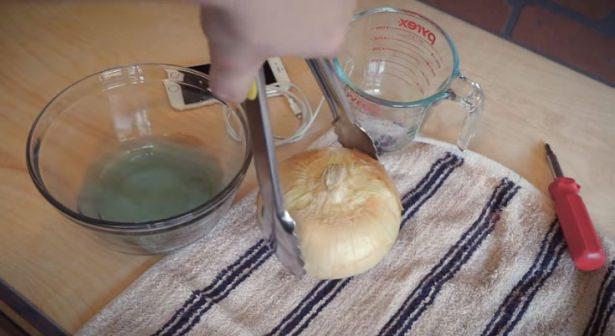 <p>En az yarım saat beklettiğiniz soğanı çıkartıp, hiç bir yeri ıslak kalmayacak şekilde kuruluyorsunuz.</p>

<p> </p>
