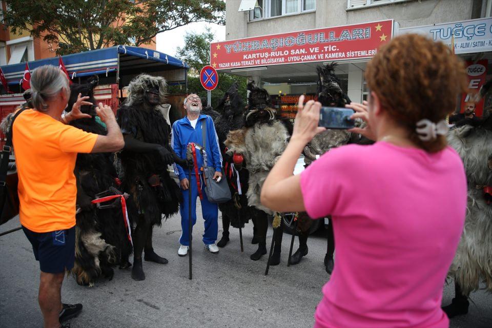 <p>Bu sene gruba katılmaya karar verdiğini ifade eden Ay, şunları kaydetti:</p>
<p>"Bu yıl kurtuluş etkinliklerine Tülütabak olarak katılmaktan çok mutluyum. Tülütabaklar hakkında derin bilgiye sahip değilim ama aşırı merakım vardı. </p>
