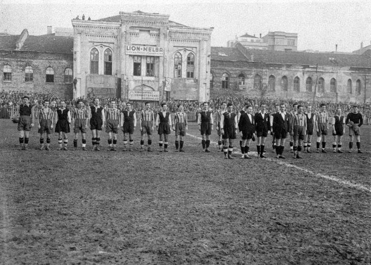 <p>Fenerbahçe ve Beşiktaş futbol takımları Taksim Stadı'nda karşı karşıya geldi. 1930</p>
