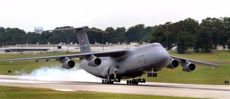 <p>LOCKHEED C-5 GALAXY</p>

<p>Eğer havacılık fuarlarına gitmiş ve bu model uçaklardan birisini yakından görme şansını yakaladıysanız ne kadar büyük olduklarını biliyorsunuzdur.</p>

<p> </p>
