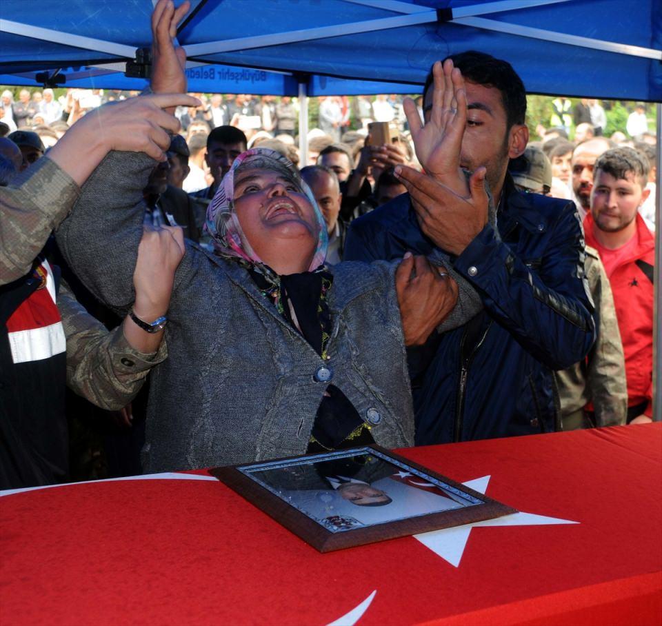 <p>Daha sonra şehit Çetinkaya için Gaziler Caddesi'nde tören düzenlendi.</p>
<p> </p>