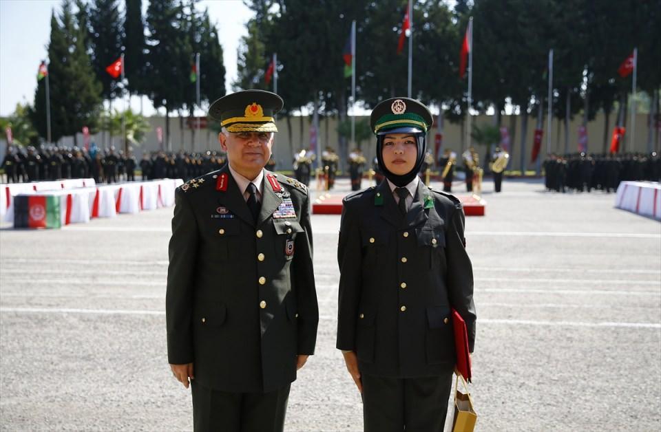 <p> Temenni ediyoruz ki uluslararası alandaki dostlarımız, genç uzmanlarımızın eğitim ve öğretimi, silahlı kuvvetlerimizin daha da donatılması konusunda bizlere azami derecede destek olmalıdırlar ki uluslararası topluma daha fazla yük olmayalım." diye konuştu.  </p>
