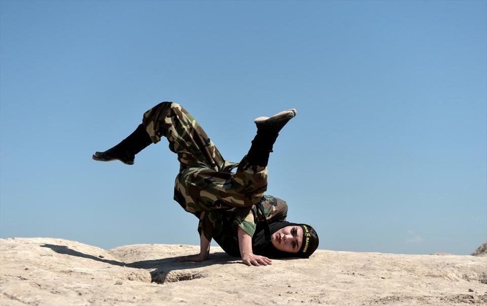 <p>Eğitimlerindeki kazanımlarını sergileyen ''ninja'' kadınlar, yakın d&ouml;v&uuml;ş ve silah kullanma teknikleri ile ilgili antreman yaptı.</p>
