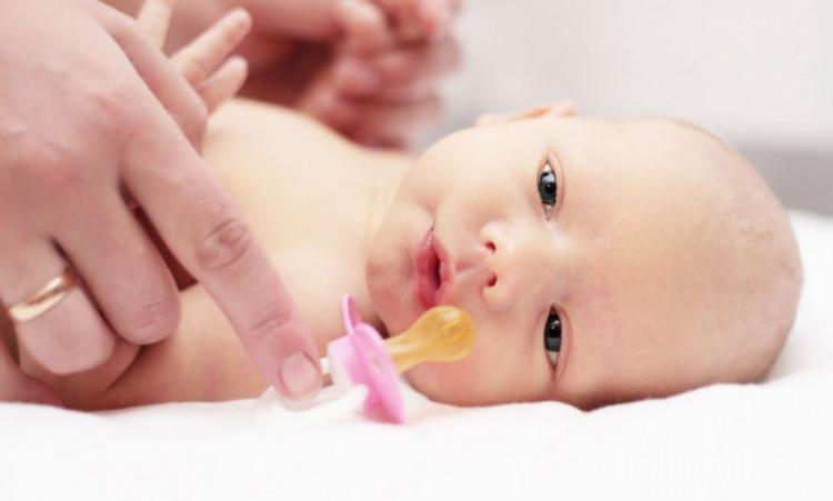<p>Yanlış kullanımda birçok zararı bulunan emzikler, bebeklerin zamanla alışkanlığı haline gelerek ağız ve diş yapılarının bozulmasına neden olur.</p>
