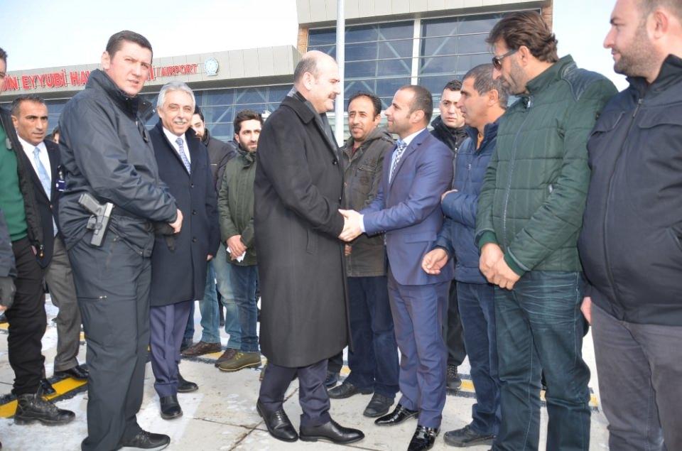 <p>Kahvaltıda vatandaşlarla bir araya gelerek taleplerini dinleyen Bakan Soylu, çıkışta kendisini bekleyenlerin de isteklerini dinledikten sonra helikopterle Hakkari il merkezine geçti.</p>