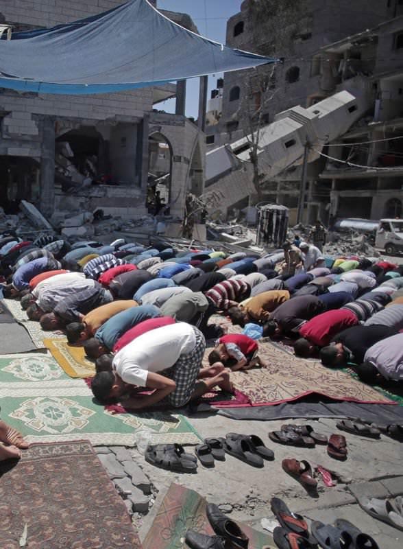 <p>Sivillerin yaşadığı b&ouml;lgeleri hedef alan İsrail, hastane, cami ve okulları da vuruldu. Filistinliler, cuma namazlarını eda etmek i&ccedil;in yıkılmış camilere koştu.</p>
