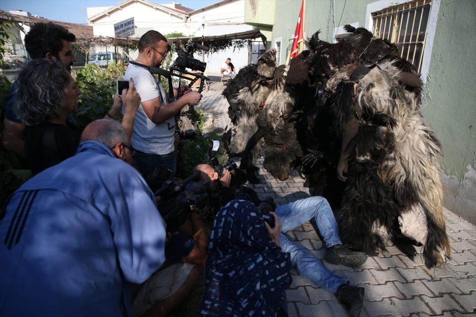 <p><strong>Kendisinin de tabakhane işçisi olduğunu ifade eden Kara, şöyle konuştu:</strong></p>
<p>"Geleneksel olarak 6 Eylül Balıkesir'in Kurtuluşu etkinlikleri kapsamında yılda bir kez ortaya çıkıyoruz. Dedelerimizden bize miras kalan Tülütabaklar, Kurtuluş Savaşı döneminde düşman işgalinde olan Balıkesir için önemli bir rol oynamış. </p>