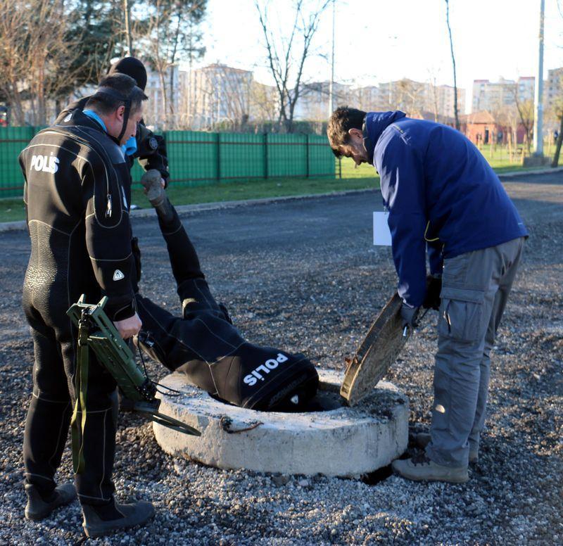 <p>Kente Edirne, Manisa, İzmir, Antalya, Kırıkkale gibi illerden takviye gelenlerin de aralarında olduğu 5205 polis görevlendirirken, kentin kritik noktalarına da zırhlı araçlarla polis ekipleri konuşlandırıldı. Nevruz Tertip Komitesi de yaklaşık 5 bin kişiyi görevlendirerek güvenlik önlemi aldı.</p>
