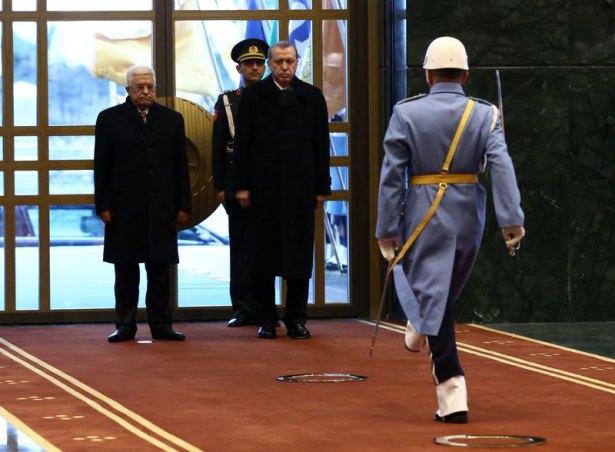 <p>Filistin Devlet Başkanı Abbas, Cumhurbaşkanı Recep Tayyip Erdoğan tarafından Cumhurbaşkanlığı Sarayı'nda resmi törenle karşılandı.</p>

<p> </p>
