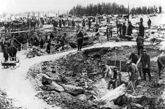 <p>Moskova Yargılamaları ile niteliğini ortaya koyan Stalin döneminde siyasi muhalifler "halk düşmanı" suçlamasıyla tasfiye ediliyordu.</p>
