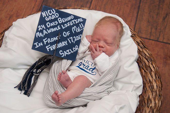 <p>Kuzey Karolina'da bir hastane, erken doğan bebeklerin yaşamını devam ettirmelerini kutlayarak mezuniyet törenleri düzenliyor.</p>
