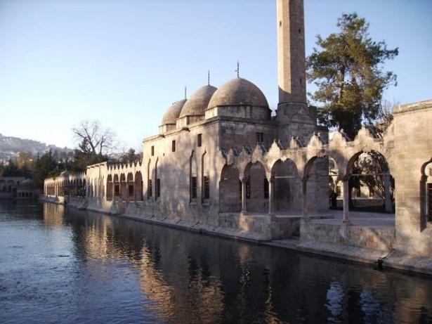 <p><strong>Şanlıurfa</strong><br />
TOPLAM:77.4<br />
ERKEK: 74.1<br />
KADIN: 80.6</p>