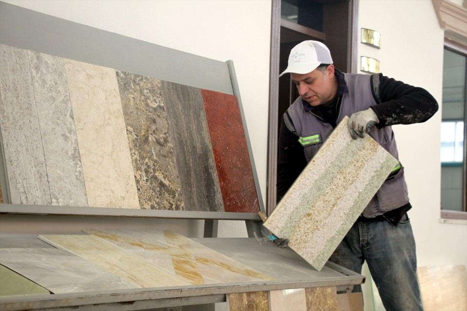 <p>"Yeni teknoloji bölümünde taşı iki santimetreye kadar incelttik. Bir metrekarelik taşın ağırlığı 50 kilogram iken yeni teknolojiden işlettiğimiz mermeri yaklaşık 6 kiloya kadar indirdik. </p>

<p> </p>
