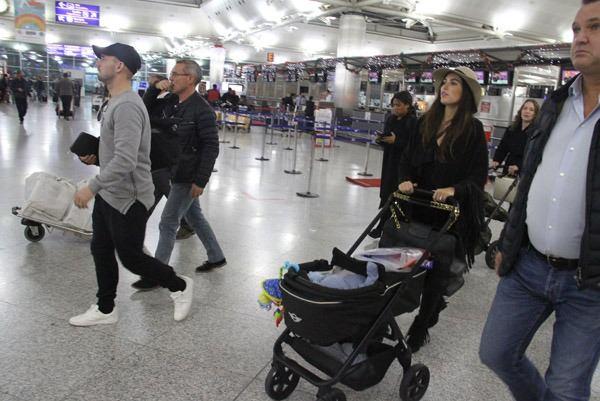 <p>Türkçe küfürler eden Sneijder, “Seni dışarıda bulup öldüreceğim, o fotoğrafları sileceksin” sözleriyle tehditler yağdırdı. Futbolcu, cep telefonuyla muhabirimizin fotoğrafını çekmeye çalışırken, bu kez yabancı koruması devreye girerek görüntü alınmasını engelledi. </p>
<p> </p>