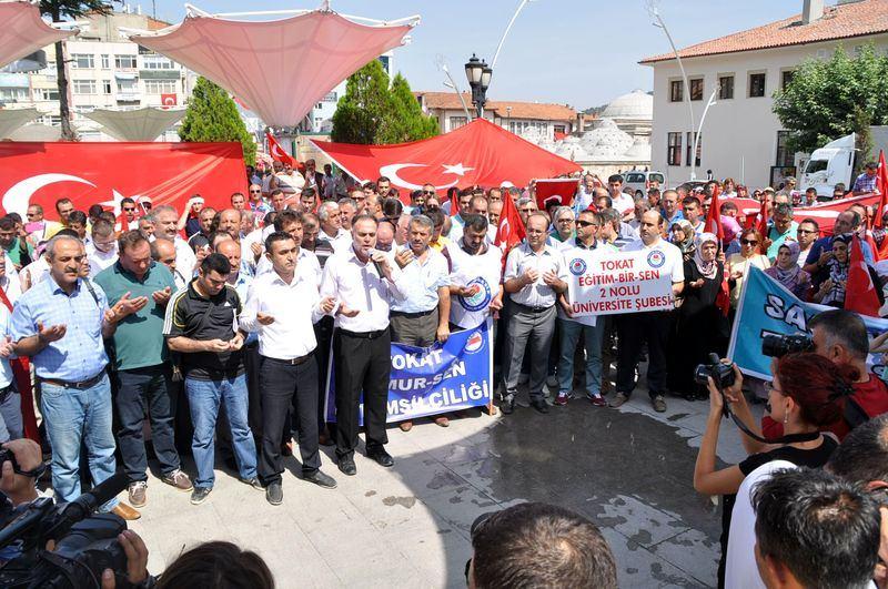 <p>Grup adına basın açıklamasını okuyan Memur-Sen İl Temsilcisi Suat Mantar, Dağlıca, Iğdır ve ülkenin çeşitli şehirlerinde yaşanan ve milleti derinden sarsan eli kanlı terör örgütünün saldırılarını kınadı.</p>

<p> </p>
